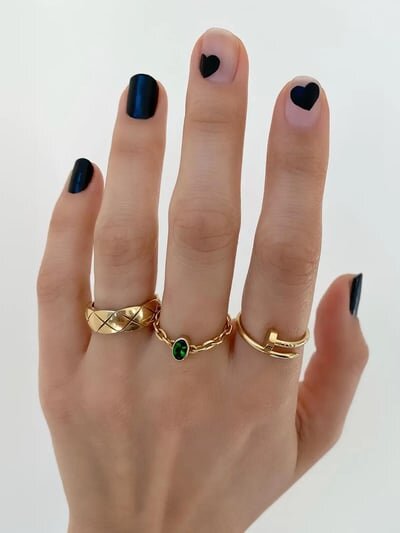ongle coeur noire